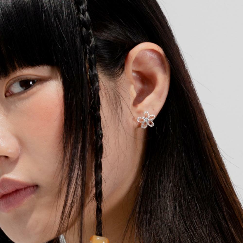 Sculpted flower earrings 하고