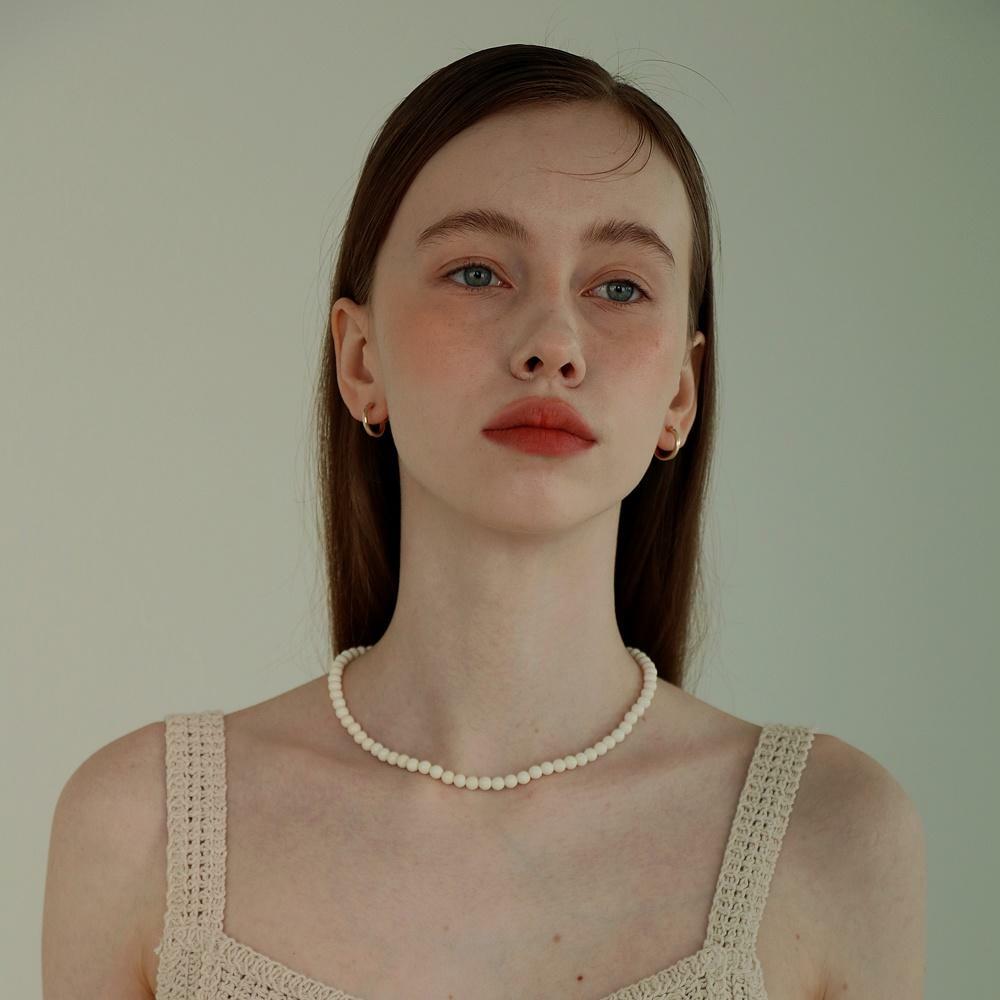 cream ball necklace 하고