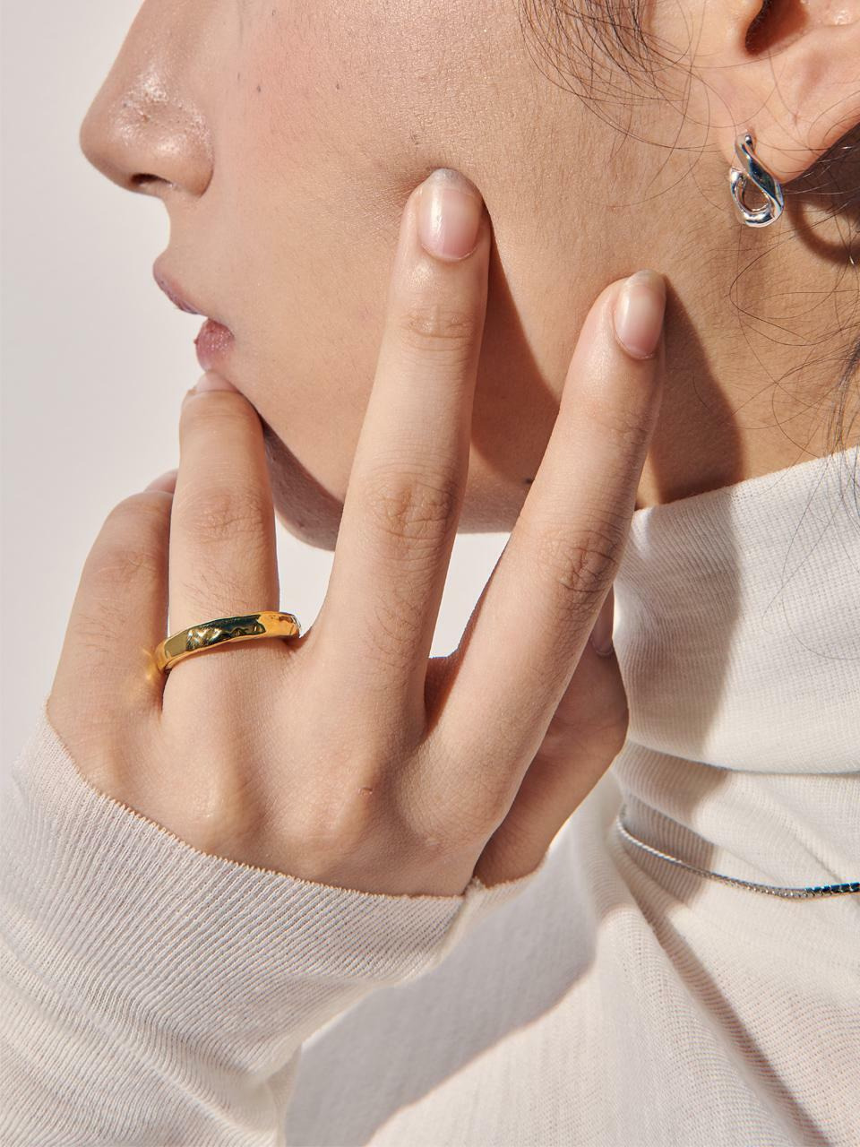 Wrapped Around My Finger Ring 하고