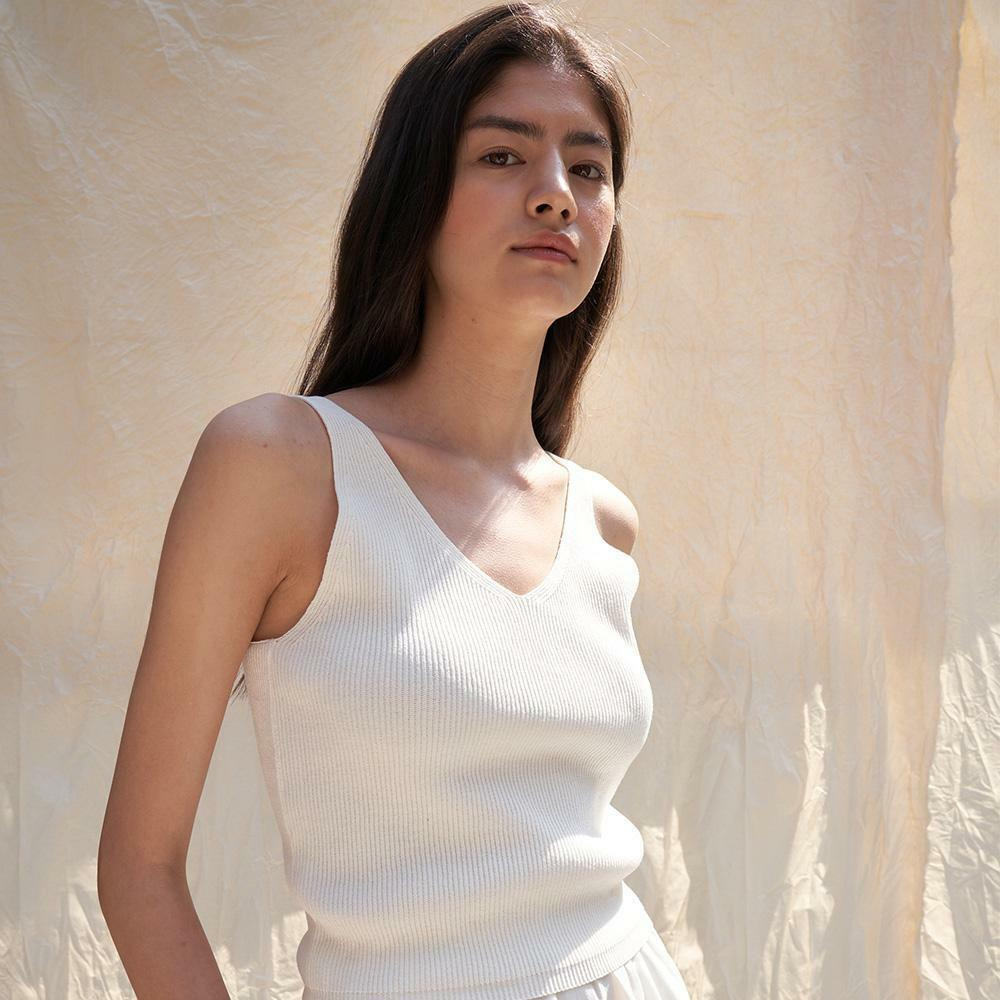 r e Vneck Sleeveless Knit Top_WHITE 하고