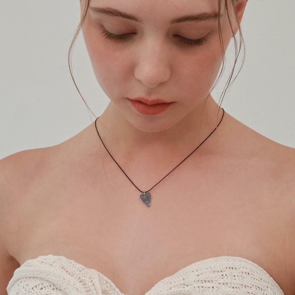 black spinel heart string necklace 하고