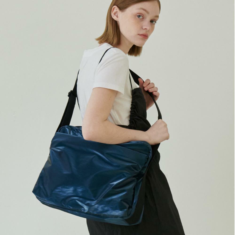 Oversized Messenger Bag_Glossy Navy 하고