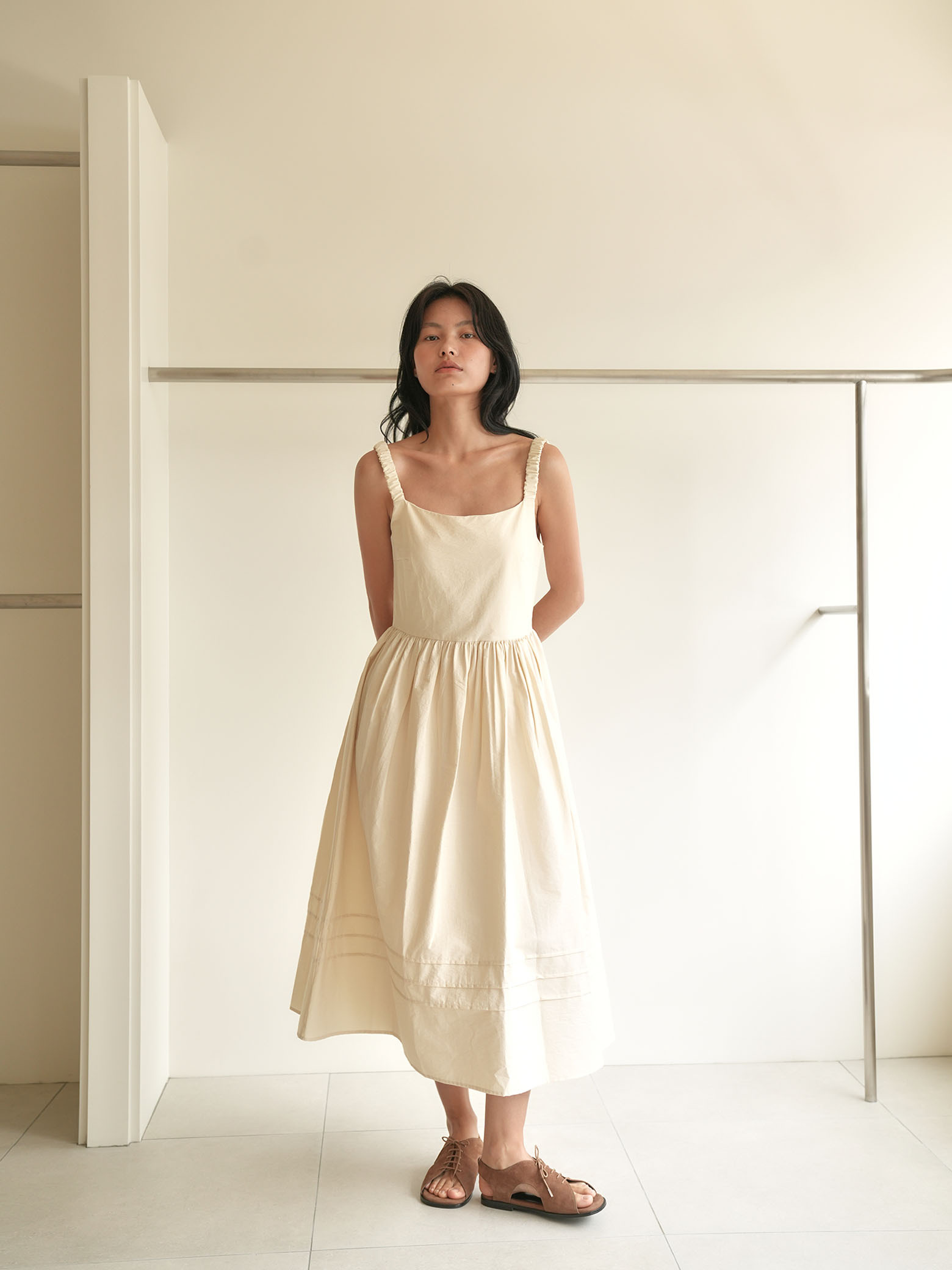 [단독~8/11]BELL SLEEVELESS DRESS [ CREAM ] - 하고 [단독~8/11]BELL SLEEVELESS DRESS [ CREAM ]